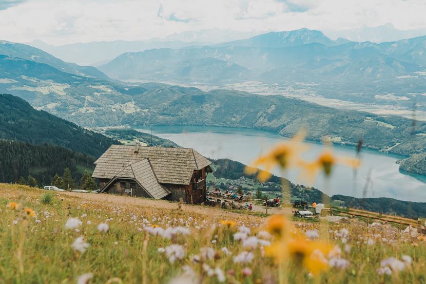 Alexanderhütte mit Blick auf den Millstätter See