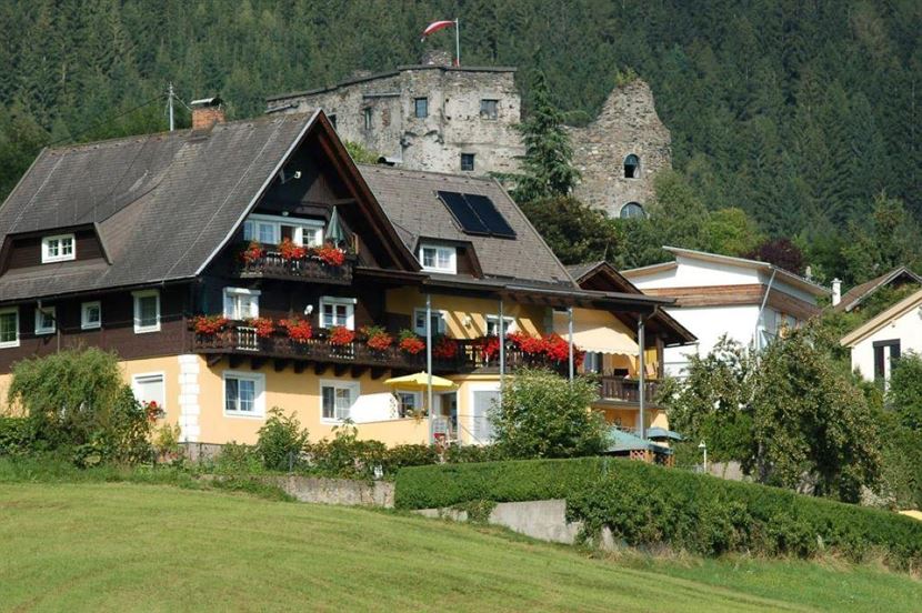 Unser Haus mit der Burg Sommeregg im Hintergrund