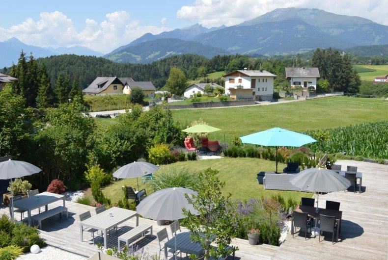 Blick auf den Garten und die Berge