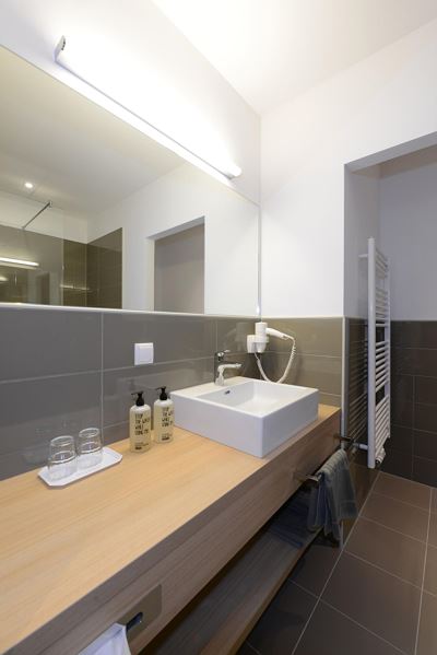 Suite, shower and bath, toilet