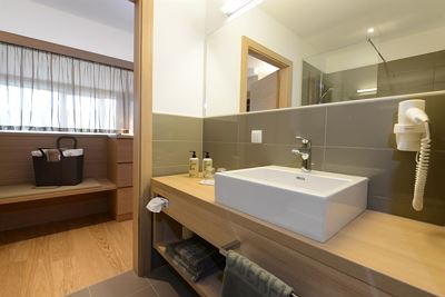 Suite, shower and bath, toilet