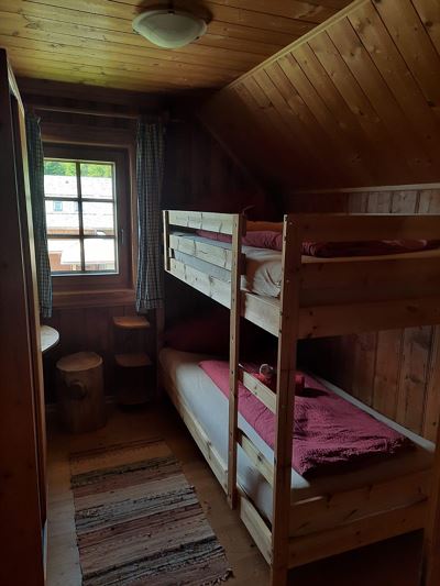 Twin room, shared shower/shared toilet, east