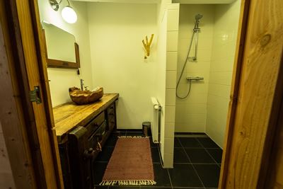 Apartment, separate toilet and shower/bathtub, facing the mountains