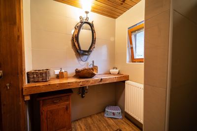 Apartment, separate toilet and shower/bathtub, facing the mountains