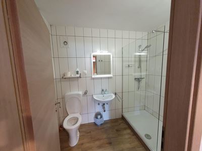 Apartment, bath, toilet, facing the garden