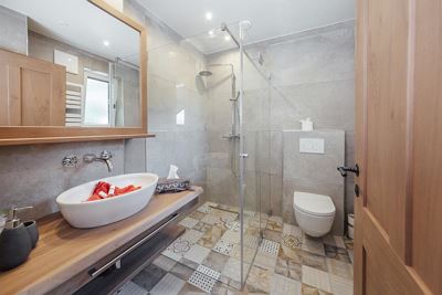 Double room, shower, toilet