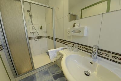 Double room, shower, toilet, economy