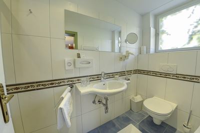 Double room, shower, toilet, economy