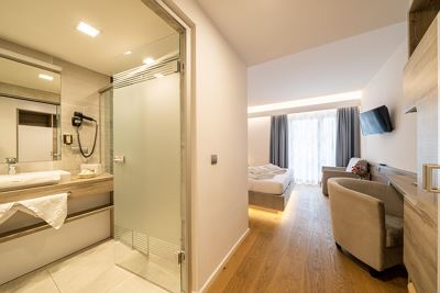 Hotel suite, bath, toilet, balcony