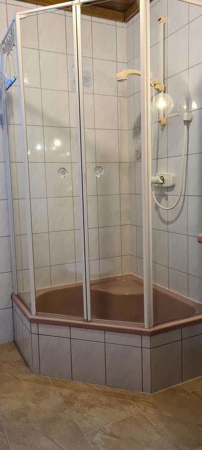 Apartment, shower and bath, toilet, facing the garden