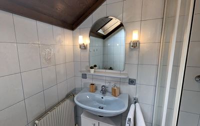 Apartment, shower and bath, toilet, 2 bed rooms