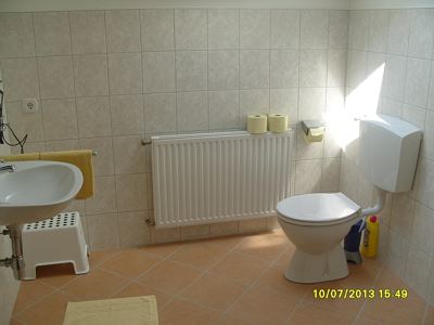 Apartment, shower, toilet, west