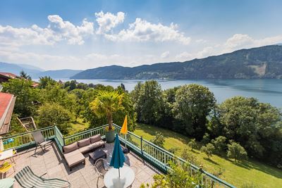 Apartment with Balcony and Lake View