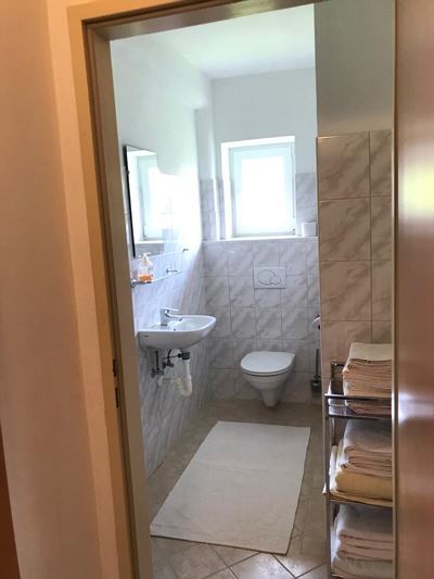 Apartment, bath, toilet, facing the garden