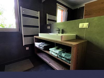 Apartment, shower or bath, toilet, west