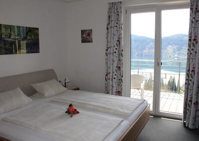 Double room, shower, toilet, lake view