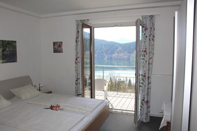 Double room, shower, toilet, lake view