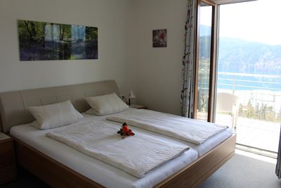 Double room, shower, toilet, lake view