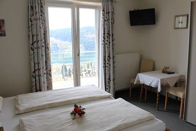 Double room, shower, toilet, lake view