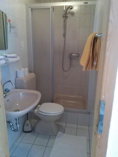 Triple room, shower, toilet, 1 bed room