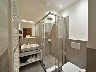 Double room, shower, toilet