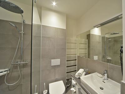 Double room, shower, toilet