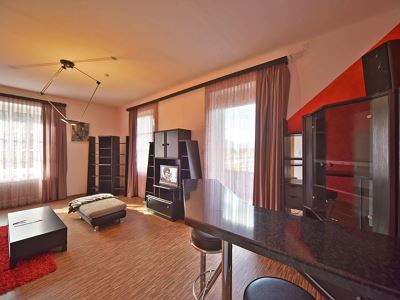 Apartment, bathtub, facing the pool