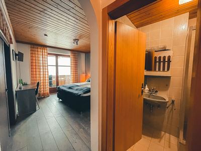 Doppelzimmer 12, WC und Dusche getrennt, Südbalkon