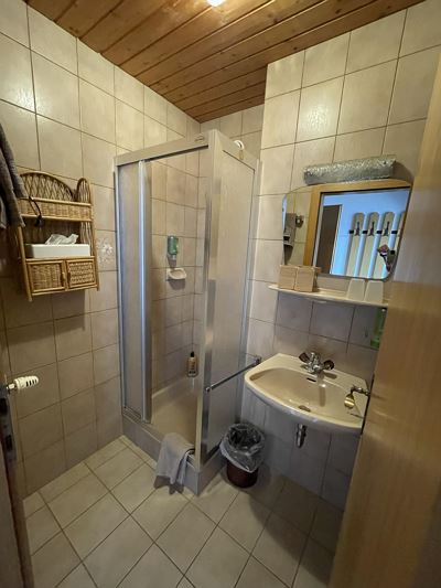 Doppelzimmer 14, WC und Dusche getrennt, Südbalkon