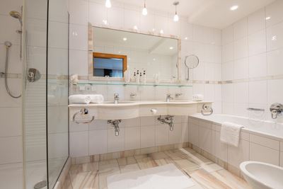 Suite, doccia e bagno, WC, vista lago