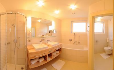 Suite, shower and bath, toilet, east