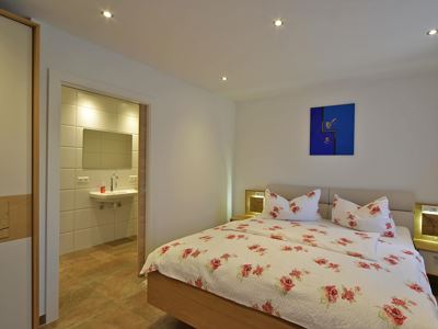 Double room, bath, toilet, ground floor