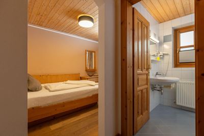 Single room, shower, toilet, facing the garden