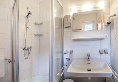 Triple room, shower, toilet