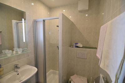 Double room, shower, toilet, lake view