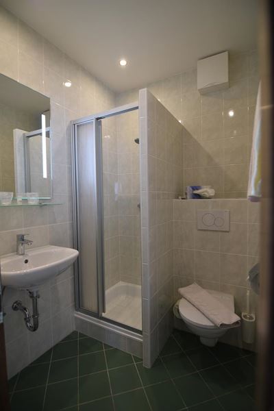 Double room, shower, toilet, facing the mountains