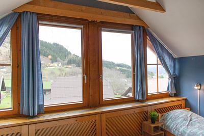 Dreibettzimmer mit Aussicht auf die Berge