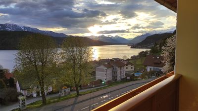 Camera familiare con balcone vista lago