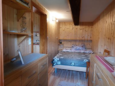 Hut, shower, toilet, 3 bed rooms