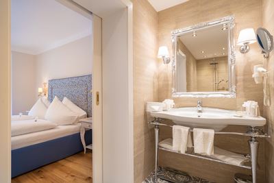 Junior suite, shower and bath tub, lake view