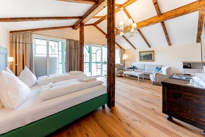 Suite, shower and bath tub, lake view