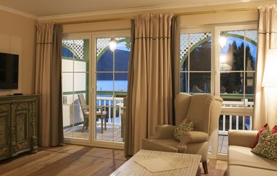 Suite, shower and bath tub, lake view