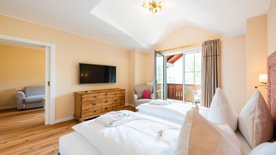 Junior suite, shower and bath tub, lake view