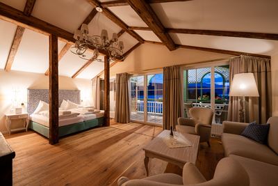 Suite, shower and bath tub, lake view