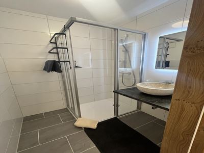 Apartment, shower and bath, toilet, facing the garden