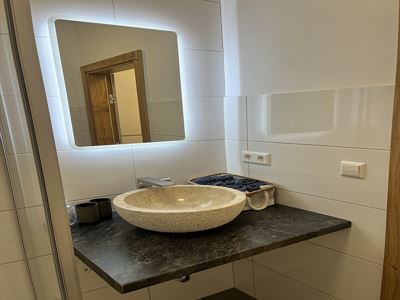 Apartment, shower and bath, toilet, facing the garden