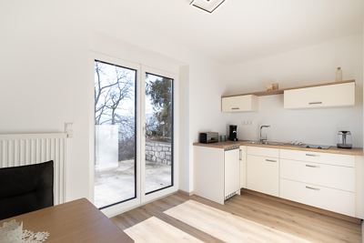 Apartment, shower and bath, toilet, facing the garden