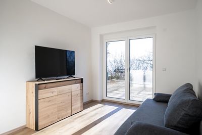 Apartment, shower and bath, toilet, facing the garden