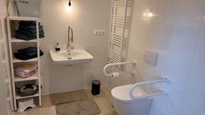 Family room, shower, lake view