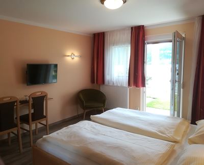 Double room, shower, toilet, lake view